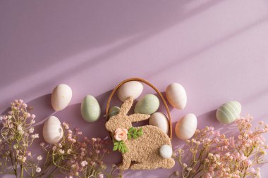 Paskalya Tavşanı Sepeti Lavanta Arkaplanda Yumurta ve Çiçeklerle