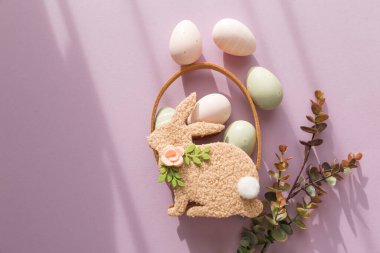 Paskalya Tavşanı Sepeti Lavanta Arkaplanda Yumurta ve Çiçeklerle