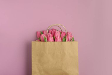 Pembe Arkaplanda Pembe Laleli Hediye Çantası. Sevgililer Günü ya da Anneler Günü Kutlaması