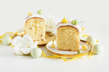 Beyaz Arkaplanda Çiçekli ve Pastel Yumurtalı Paskalya Pastası