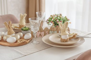 Yumurtadan yapılmış Paskalya tavşanı ve örgü kulaklı Paskalya sofrası. Paskalya kutlaması kavramı