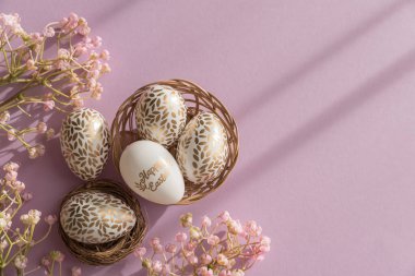 Lavanta Arkaplanda Altın Detaylı Paskalya Yumurtaları ve Çiçekler