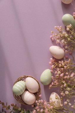 Pembe Arkaplanda Çiçekli Hasır Sepette Paskalya Yumurtaları