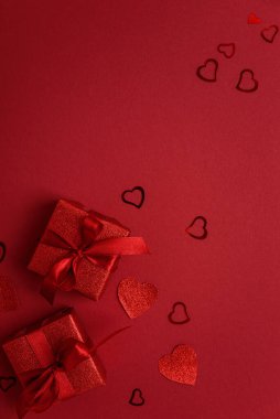 Sevgililer Günü Kutlaması için Kırmızı Parıldayan Kutular ve Kalpler Şenlik Alanında