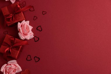 Sevgililer Günü Kutlaması için Kırmızı Şenlikli Kırmızı Hediye Kutuları ve Güller ve Kalp Konfeti