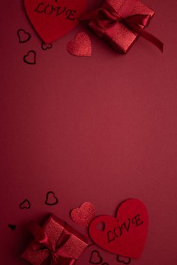 Sevgililer Günü Kutlaması için Kalp Konfeti Arkaplanda Kırmızı Hediye Kutuları