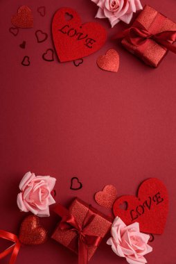 Sevgililer Günü Kutlaması için Güller ve Kalp Konfeti ile Kutlama Kırmızı Hediye Kutuları