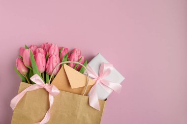 Pembe Laleli Hediye Torbası ve Pembe Arkaplanda Hediye Kutusu. Sevgililer Günü ya da Anneler Günü Kutlaması