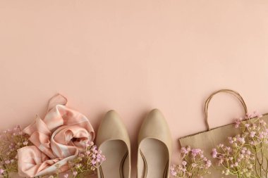 Yüksek Topuklu Bahar Moda, Atkı, Bahar Çiçekleri ve Alışveriş Torbası