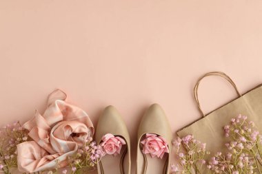 Yüksek Topuklu Bahar Moda, Atkı, Bahar Çiçekleri ve Alışveriş Torbası