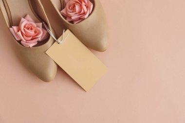 Şeftali Arkaplanda Gül ve Hediye Etiketli Bej Yüksek Topuklar