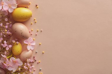 Şeftalili Paskalya Yumurtaları ve Kiraz Çiçekleri. Neşeli Bahar Flatlay