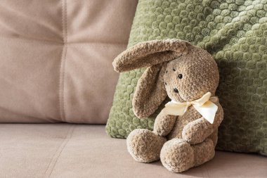 Yeşil Yastıklı Plush Bunny. Samimi Çocukluk İlham Veren Arkaplan