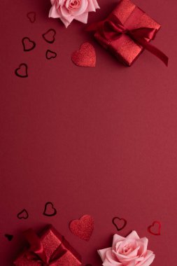 Sevgililer Günü Kutlaması için Güller ve Kalp Konfeti ile Kutlama Kırmızı Hediye Kutuları