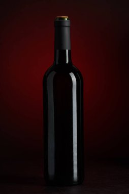 Kırmızı Şarap Şişesi, Koyu Kırmızı Kademe Arkaplanda. Zarif natürmort