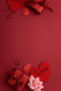 Sevgililer Günü Kutlaması için Güller ve Kalp Konfeti ile Kutlama Kırmızı Hediye Kutuları