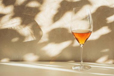 Güneş ışığı altında sarı şarap bardakları. Zarif Bahar natürmort