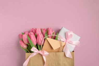 Pembe Laleli Hediye Torbası ve Pembe Arkaplanda Hediye Kutusu. Sevgililer Günü ya da Anneler Günü Kutlaması