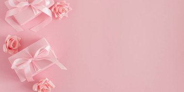Pembe Hediye Kutuları ve Güller. Romantik Sevgililer Günü ya da Anneler Günü Yumuşak Pembe Arkaplanda Düz Yatış