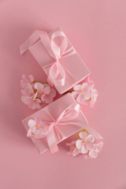 Pembe Hediye Kutuları ve Kiraz Çiçeği. Romantik Sevgililer Günü ya da Anneler Günü Yumuşak Pembe Arkaplanda Düz Yatış