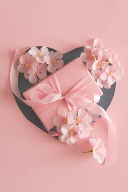 Mavi Kalp Kesiği. Pembe Arkaplanda Hediye Kutusu ve Kiraz Çiçeğiyle Romantik Sevgililer Günü Flatlay