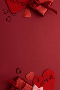 Kızıl Arkaplanda Kalpli, Güllü ve Hediyeli Sevgililer Günü Yastığı