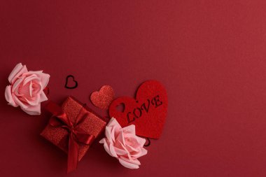 Kızıl Arkaplanda Kalpli, Güllü ve Hediyeli Sevgililer Günü Yastığı