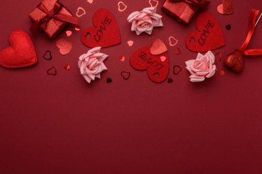 Kızıl Arkaplanda Kalpli, Güllü ve Hediyeli Sevgililer Günü Yastığı