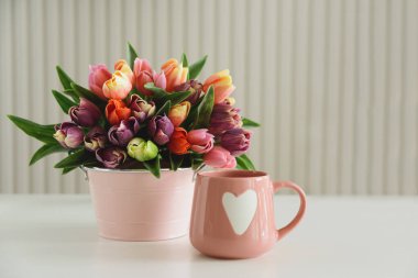 Lale Buketi, Pembe Kova 'da, Kupalı. Romantik Sevgililer Günü Durgun Hayat