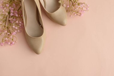 Yüksek Topuklu Bahar Moda Flatlay ve Krem Arkaplanda Pembe Çiçekler. Bayramlık Bahar Moda Düzlüğü