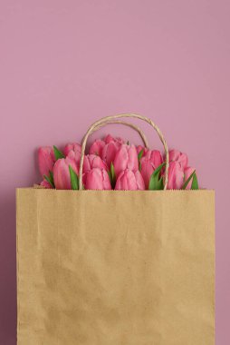 Pembe Arkaplanda Pembe Laleli Hediye Çantası. Sevgililer Günü ya da Anneler Günü Kutlaması