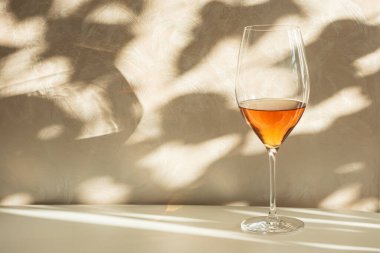 Güneş ışığı altında sarı şarap bardakları. Zarif Bahar natürmort