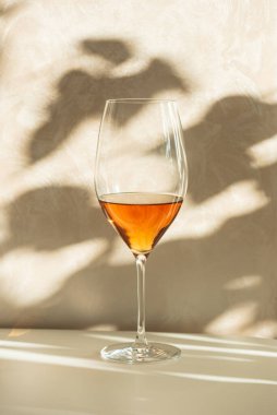 Güneş ışığı altında sarı şarap bardakları. Zarif Bahar natürmort