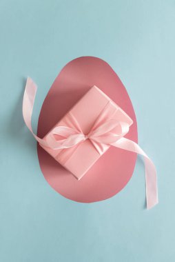 Paskalya Hediye Kutusu. Mavi Arkaplanda Neşeli Bahar Flatlay