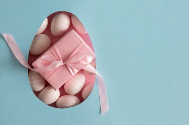 Paskalya Hediyesi Kutusu, içinde kalp kırıcı yumurtalar var. Mavi Arkaplanda Neşeli Bahar Flatlay