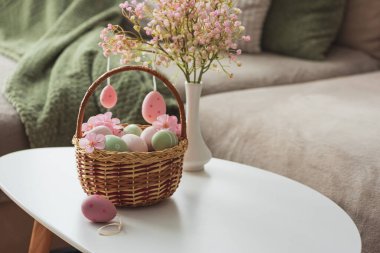 Yumurtalı Paskalya Sepeti, Plush Bunny ve Beyaz Masa Üzerinde Bahar Dekoru Oturma Odası