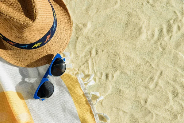 Plaj Esasları Şapkalı, Güneş Gözlüklü ve .Beach Tovel Yaz Tatili Flatlay