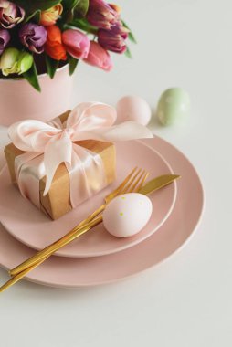 Paskalya Masası Hediye Kutusu, Süslü Yumurtalar ve laleler. Şenlikli Bahar Düzenlemesi