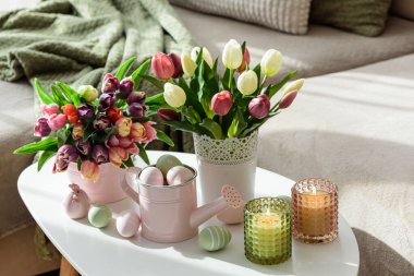 Lale Buketli Paskalya Masası, Yumurtalar, Mumlar ve Şenlik Dekoru. Sıcak Bahar Düzenlemesi