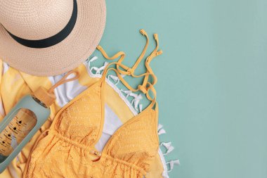 Plaj malzemeleri, mayo, şapka, havlu ve su şişesi de dahil..