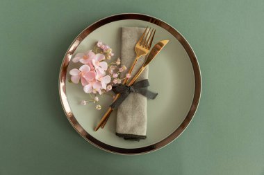 Peçete ve Altın çatal bıçaklı zarif masa takımı. Paskalya Baharı Düzenlemesi