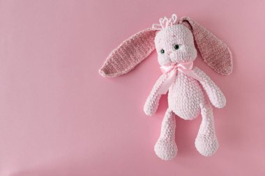 Pembe Arkaplanda Pembe Tavşan 'ı tığ ile işledim. Paskalya, Doğum günü veya Bahar Kamerası Kutlaması