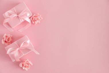 Pembe Hediye Kutuları ve Güller. Romantik Sevgililer Günü ya da Anneler Günü Yumuşak Pembe Arkaplanda Düz Yatış