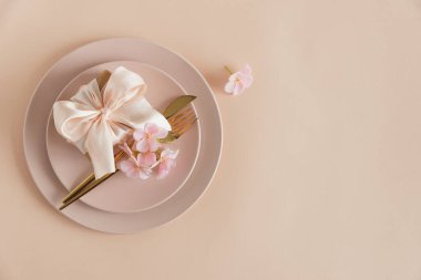 Zarif Masa Ayarları 'nda Hediye Kutusu ve Çiçekler. Romantik Sevgililer Günü veya Anneler Günü Yumuşak Pembe Tonlarda Düz Yatış