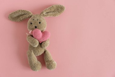 Plush Bunny ve Örgü Kalpli. Sevimli Sevgililer Günü veya Pembe Arkaplanda Anneler Günü Flatlay