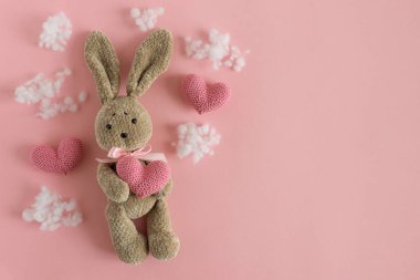 Plush Bunny ve Örgü Kalpli. Sevimli Sevgililer Günü veya Pembe Arkaplanda Anneler Günü Flatlay