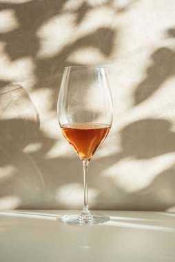 Güneş ışığı altında Rose Şarap Kadehleri. Zarif Bahar natürmort