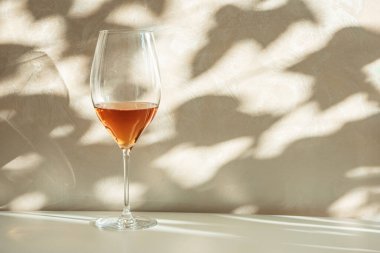 Güneş ışığı altında Rose Şarap Kadehleri. Zarif Bahar natürmort