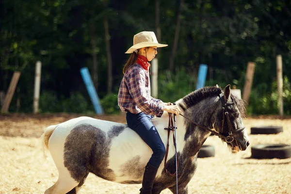 Una Ragazzina Sul Campo Battaglia Ragazza Equestre Cowgirl Cappellata — Foto Stock