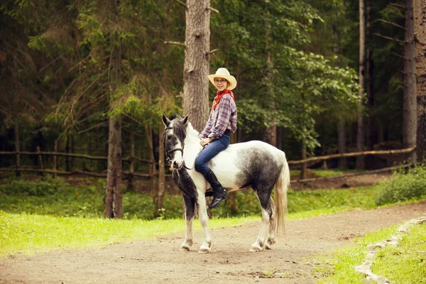 Rapariga Campo Cavalos Rapariga Equestre Hatted Cowgirl — Fotografia de Stock